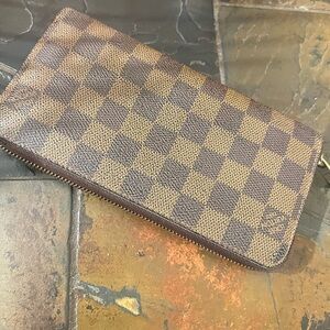 Louis Vuitton Zippy long wallet
Damier Ebene coated canvas and brown leather.
